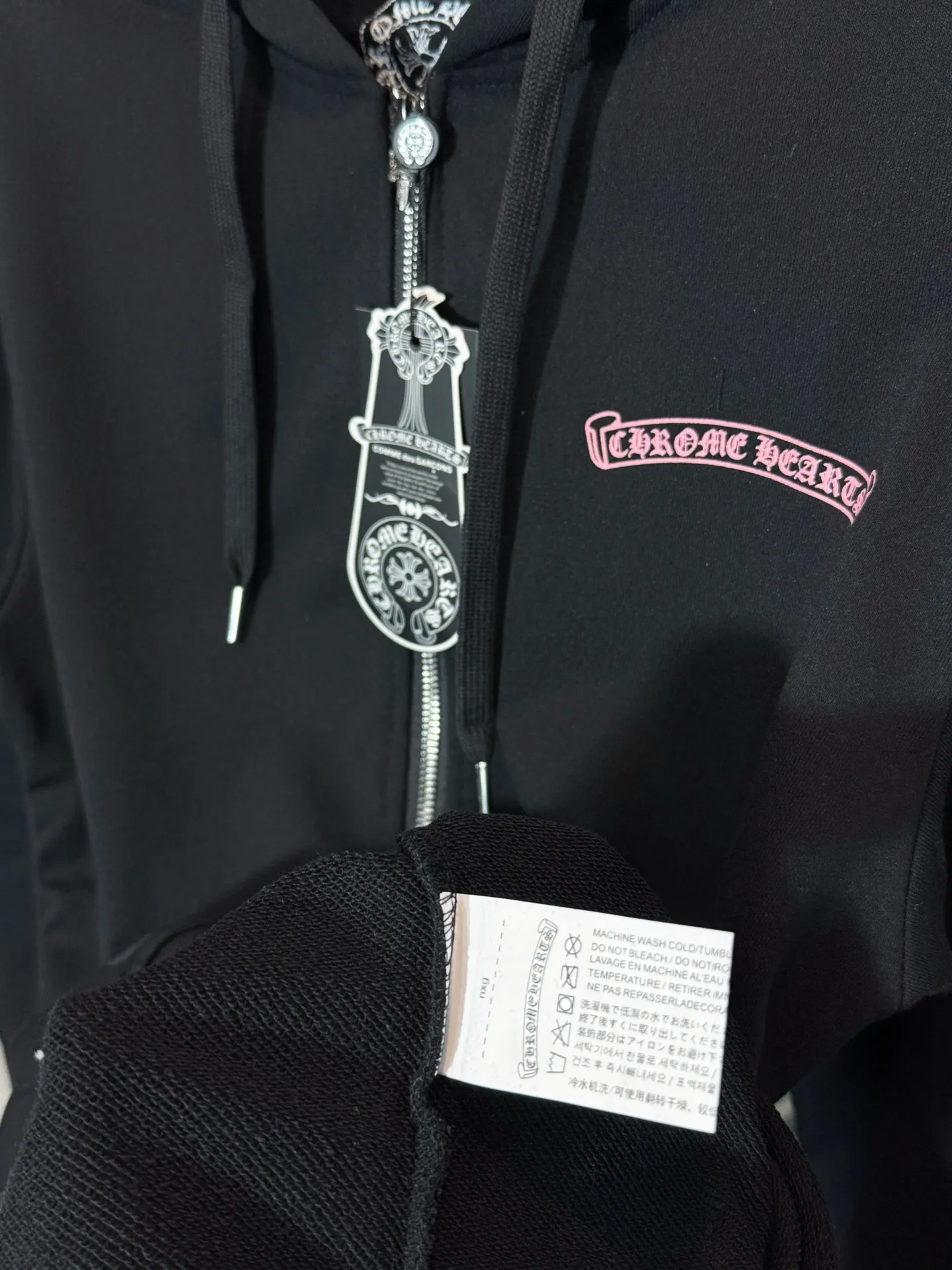 P280 model number: HE385 Chromehearts - Chromehearts co-branded comic hooded zipper jacket. The fabric is made of 500g pure cotton high-gram terry fabric. The upper body is comfortable and warm, and the hand is delicate and silky. The clothing patterns are printed with glue, which highlights the individual characteristics of the clothes. It is a joint collaboration with the comic girl. The original custom hardware zipper, the same cylinder hem with rowan elastic, the original original label, three complete labels, and workmanship from a large factory, so you can buy it with confidence.  Color: Black Size: S M L XL